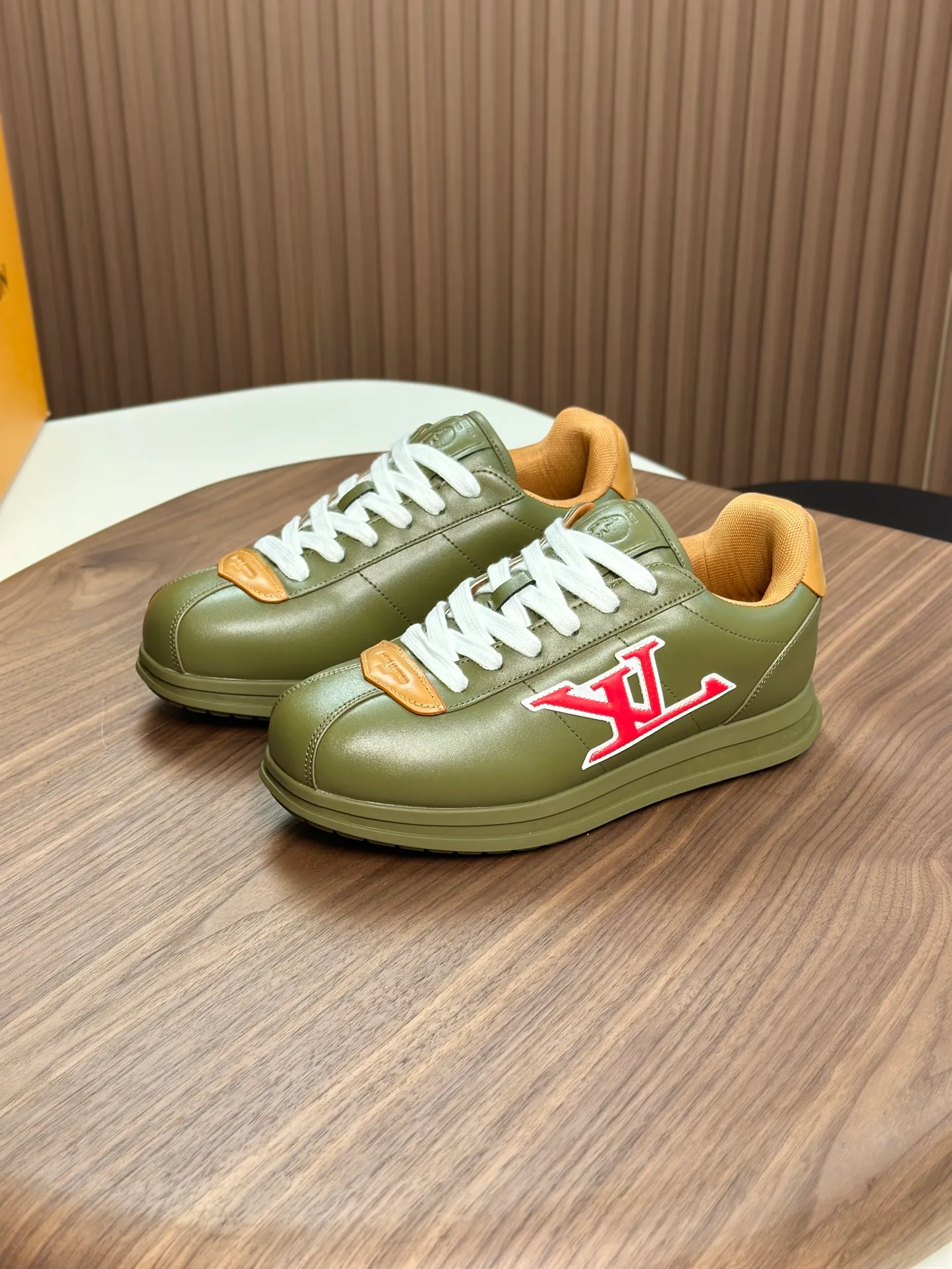 Factory direct sale ¥700💰Full set of packaging💰Top version LV-Louis Vuitton-Classic catwalk new style 1:1 developed replica of the original version! ! The upper foot is very comfortable. It is made of luxurious materials and fine workmanship. The midsole is printed with English letters "Made in Europe". The upper is made of calfskin imported from Italy. The side is decorated with the brand's LOGO and signature. The latest latex foot pads and mesh lining make the foot feel super comfortable. The original two-color TPU combination outsole is specially provided by the original factory. Bag technology Goodyear stitched edges Fabric: Exclusive custom first-layer cowhide Accessories: Exclusive private model Vuitton logo, lining: Customized silk mesh lining - first-layer silk cowhide lining Outsole: TPU combination outsole wear-resistant, non-slip and anti-yellowing Foot pads: new latex pads-mesh sweat-absorbent Counter technology: fully computerized sewing machine wire drawing Toe box back cover Hot and cold shaping Full set of pull-top last with medium and low logo pattern Counter packaging - Shoelaces, certificates, cards, instructions, certificates of quality, dust bags, the most comprehensive packaging on the Internet, men's size 339-44 (38/45 custom-made, non-refundable!